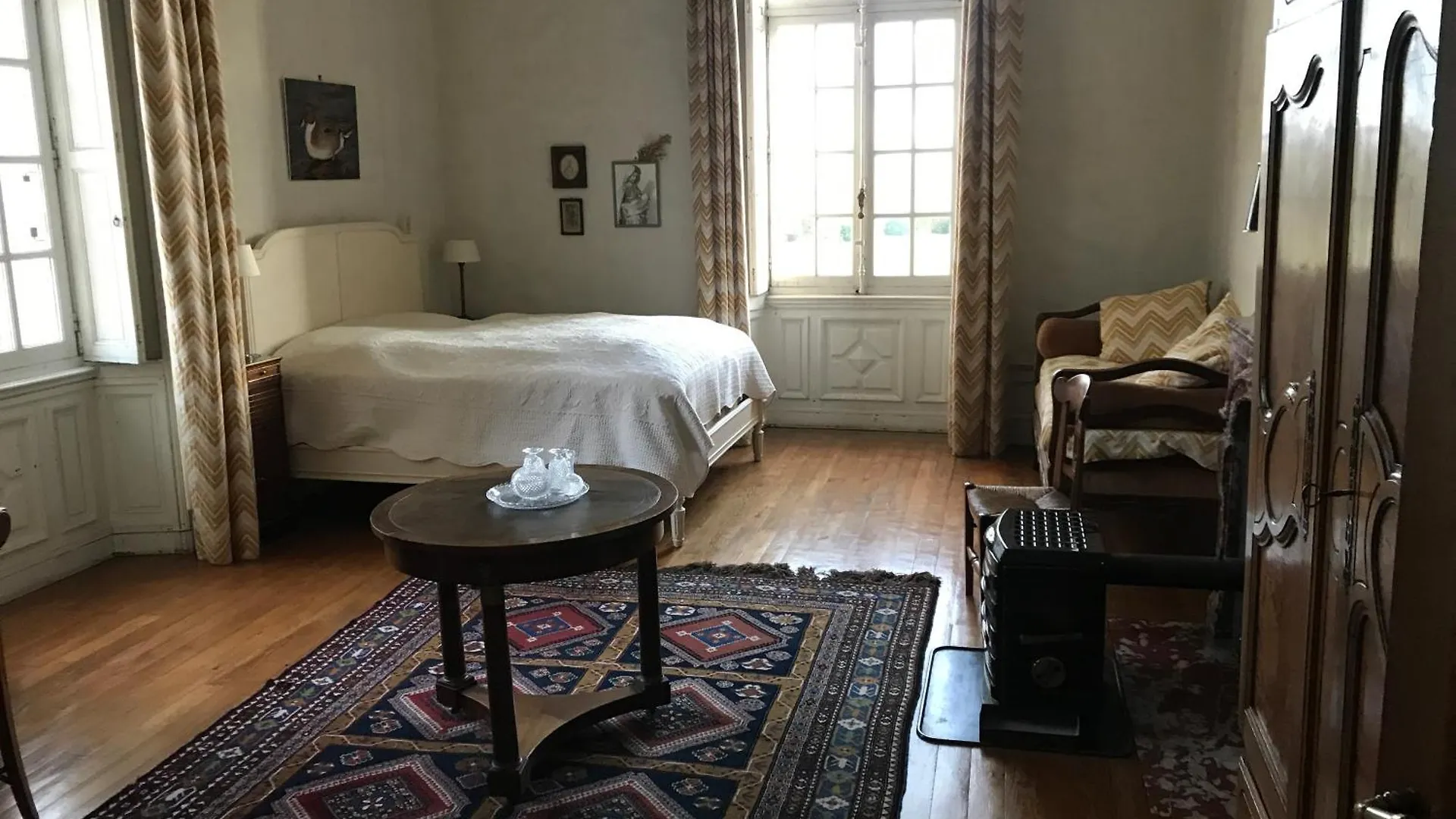 Chateau De Joyeux - Chambres D'Hotes Bed & Breakfast
